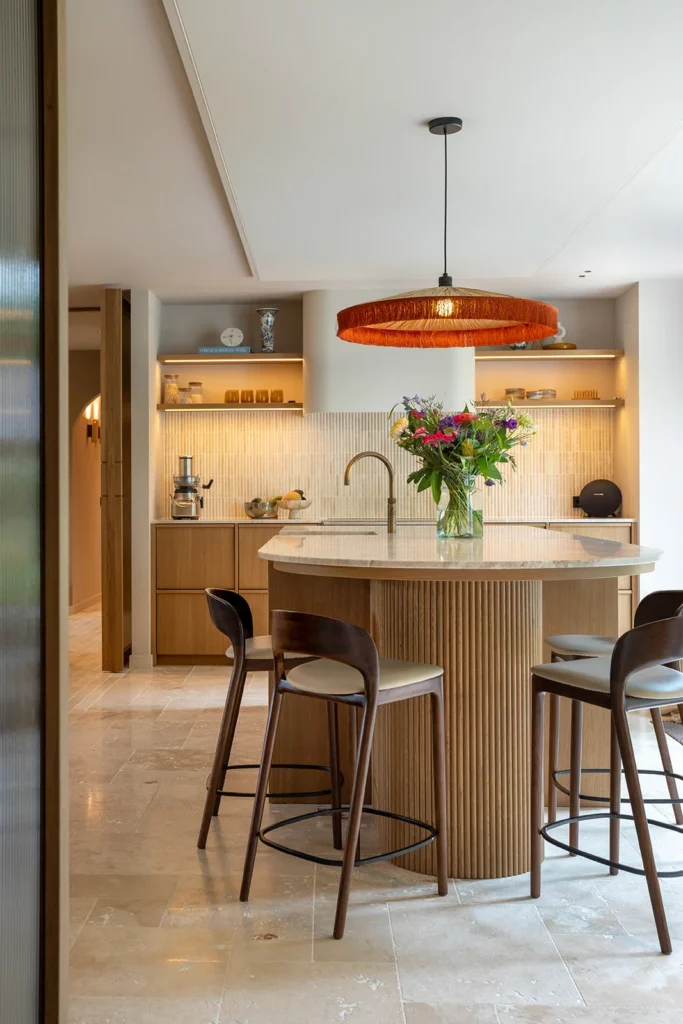 Doorkijk naar de keuken met houten fronten bij Project Beek