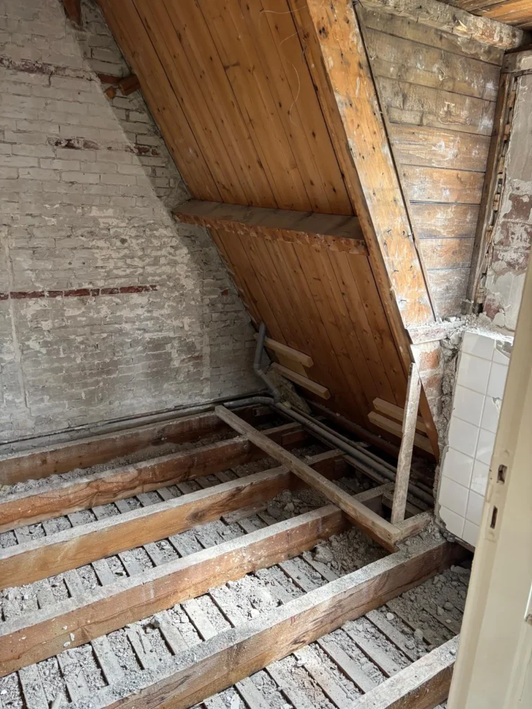 Open vloerbalken naast de kap tijdens de verbouwing bij Project Hout