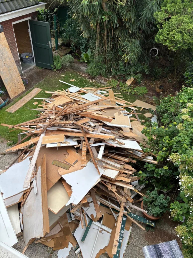 Afgevoerd hout en bouwmateriaal tijdens de verbouwing bij Project Hout