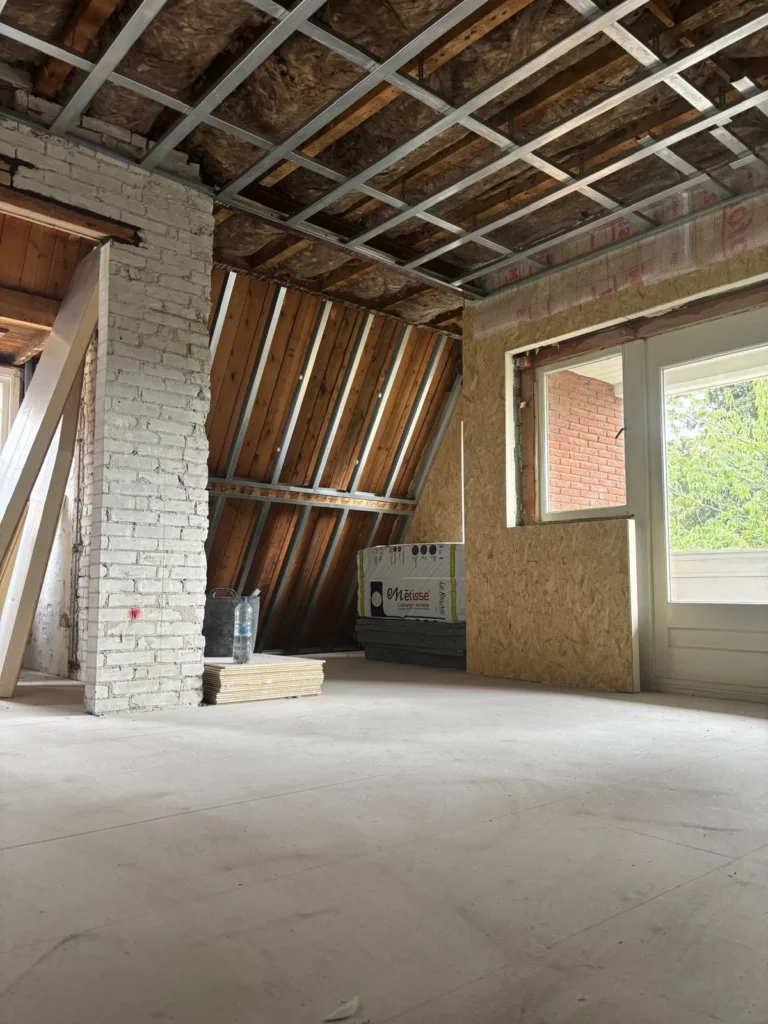 Zolder met vrijgelegde dakconstructie tijdens de werkzaamheden bij Project Hout