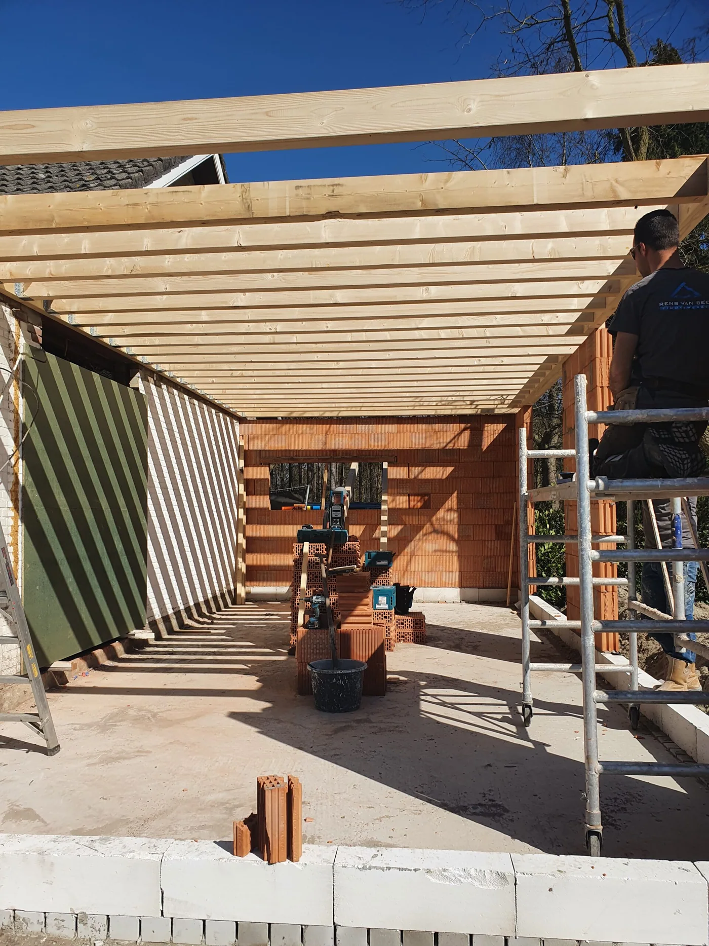 Houten dakconstructie tijdens de bouw van een uitbreiding